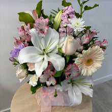 Load image into Gallery viewer, Florist Choice Posie Box