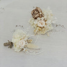 Load image into Gallery viewer, Buttonhole in gold & cream