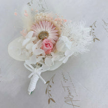 Load image into Gallery viewer, Buttonhole in blush