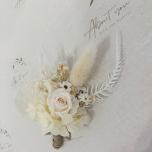 Load image into Gallery viewer, Buttonhole in gold & cream