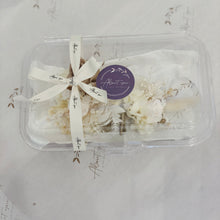 Load image into Gallery viewer, Buttonhole in gold & cream