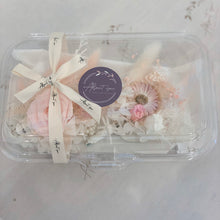 Load image into Gallery viewer, Buttonhole in blush