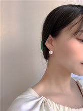 Load image into Gallery viewer, Simple Pearl Earrings