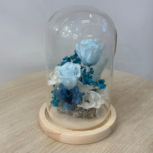 Load image into Gallery viewer, Glass Dome  - Sky Blue roses

