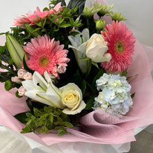 Load image into Gallery viewer, Florist Choice Posies In Bag
