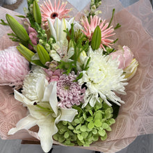 Load image into Gallery viewer, Florist Choice Posies In Bag
