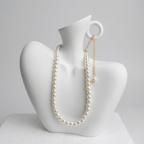 Muse – Textured White Ceramic Vase with Necklace
