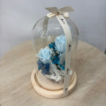 Load image into Gallery viewer, Glass Dome  - Sky Blue roses
