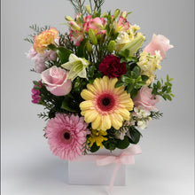 Load image into Gallery viewer, Florist Choice Posie Box
